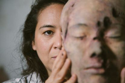 La maquilladora Karina Rodríguez sostiene una máscara de silicona, en su taller de Ciudad de México.