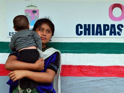 Una madre con su hijo en el centro de salud de Majupepentic, en el municipio de Chenalhó (estado de Chiapas, México).