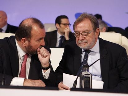 Juan Luis Cebrian y Jose Luis Sainz presiden la junta de accionistas de Prisa, en el Teatro Real de Madrid.