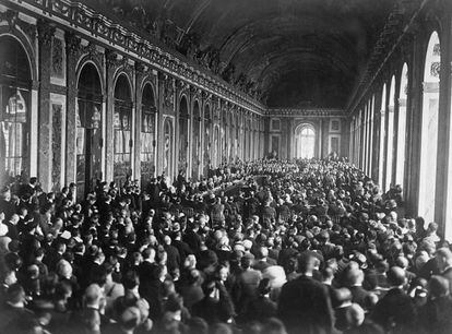 Un momento de la firma del Tratado de Versalles en 1919.