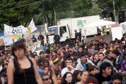 Mossos y Guardia Urbana acordonan la plaza de Catalunya para limpiar la zona