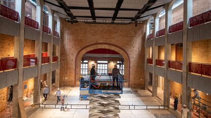 Obreros trabajan en la remodelación del Patio Teatro del Claustro, en Medellín (Colombia).