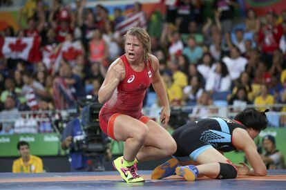 Erica Wiebe (Canadá) celebra su victoria contra Zhang Fengliu (China). 