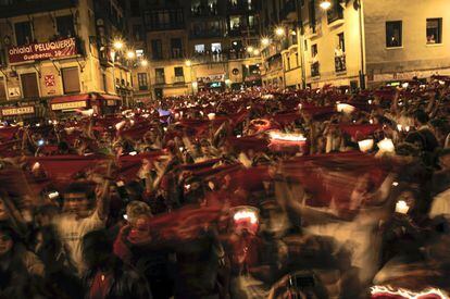 Pañuelos en alto y velas encendidas para despedir los Sanfermines 2014 y empezar la cuenta atrás para la celebración del próximo año.