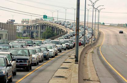 Una hilera de vehículos abandona Nueva Orleans, el 28 de agosto de 2005, un día antes de que el huracán Katrina toque la ciudad.