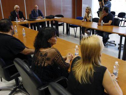 Los miembros del comité de empresa de Eulen durante la reunión con Marcos Peña.