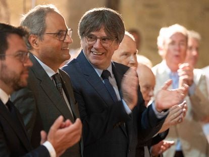 De izquierda a derecha, el presidente catalán, Pere Aragonès, y los 'expresidents' Quim Torra y Carles Puigdemont, en un acto de homenaje a Pau Casals en la Abadía de Sant Miquel de Cuixa, en Codalet (Francia), el pasado agosto.