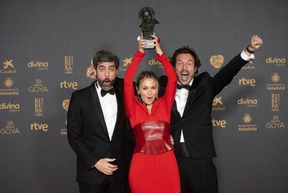La compositora Rigoberta Bandini alza el galardón el premio a la mejor canción original por la película 'Te estoy amando locamente'.