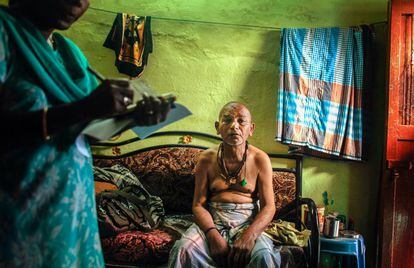 Abdhullah Mohammed, de 54 años y recién curado de tuberculosis, recibe en su domicilio de Chennai la visita de un miembro de Reach. Esta es una organización que se creó para supervisar la implancación del Plan Nacional de Control de la Tuberculosis en el Estado de Tamil Nadu.