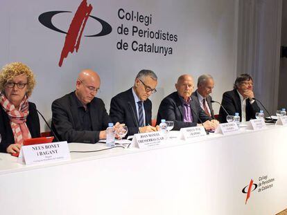 Neus Bonet, presidenta del Colegio de Periodistas, con Joan Manuel Tresserras, Miquel Puig, Jaume Ferr&uacute;s, Joan Maj&oacute; y Enric Marin.