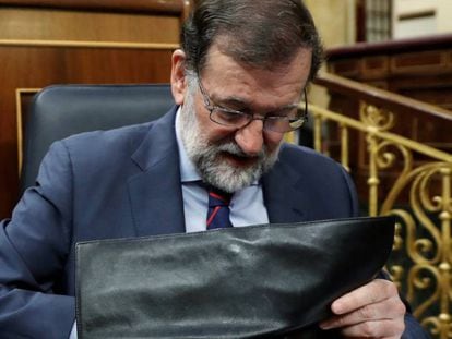 El presidente del Ejecutivo, Mariano Rajoy, al inicio de la sesión de control al Gobierno en el Congreso de los Diputados.