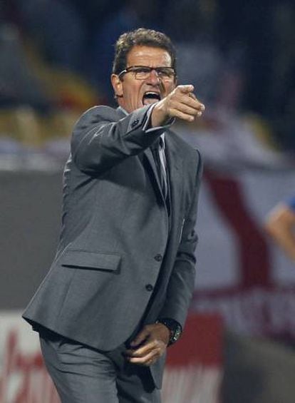 Capello da instrucciones en el banquillo de Inglaterra, en 2010.