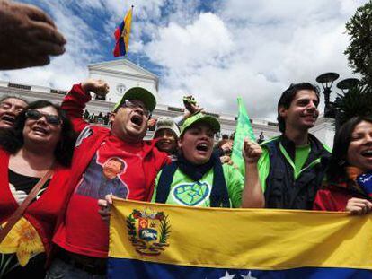 Partidarios del presidente venezolano, Hugo Ch&aacute;vez, celebran su regreso a Caracas este lunes.