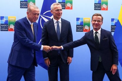 De izquierda a derecha: Erdogan, Stoltenberg y el primer ministro sueco Ulf Kristersson en Vilnius el 10 de julio.