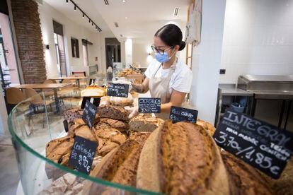 Una trabajadora de la panadería 25 Degres, el viernes en Málaga.