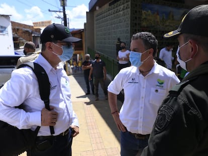 El gobernador de Antioquia Anibal Gaviria, (centro) llega a Betania donde fueron masacrados ocho recolectores de café.