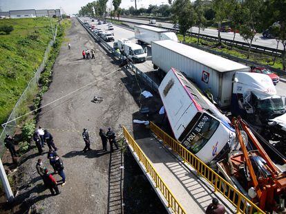 Un tráiler impactó contra un camión de transporte público en la carretera México-Querétaro, en 2021.