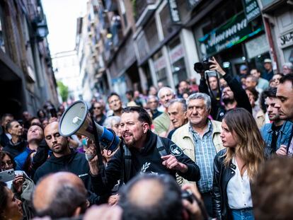 Pablo Iglesias se dirige a militantes y simpatizantes de Podemos el pasado mayo durante un acto de la campaña del 28-M en Madrid.

Mitin de podemos en espacio rastro.
Pablo iglesias, alejandra jacinto, Carolina cordero y Roberto Sotomayor  / INMA FLORES