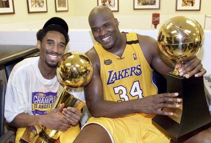 Kobe Bryant (i) con el trofeo Larry O'Brian y Shaquille O'Neal con el trofeo MVP, ambos jugadores de Lakers, tras ganar la final de la NBA el 20 de junio de 2000.
