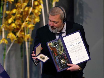 Murátov, el pasado 10 diciembre, posa con su Nobel de la Paz durante la ceremonia de entrega de los galardones celebrada en Oslo.