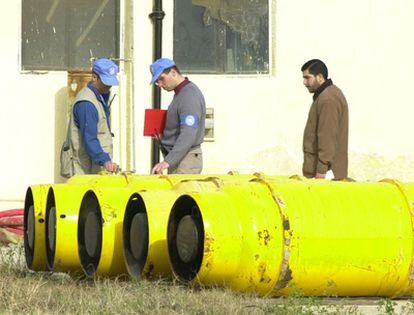Inspectores de la ONU examinan en 2002 unos cilindros en la estación de purificación de aguas, en Al Mahmoudiya (Irak), mientras continúan su búsqueda de armas de destrucción masiva.