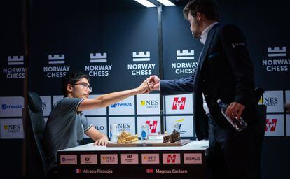 Firouzja and Carlsen greet each other at the start of their game last September, in Stavanger (Norway).