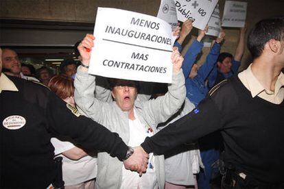 Una treintena de personas protestan durante la visita de Esperanza Aguirre al hospital Clínica.