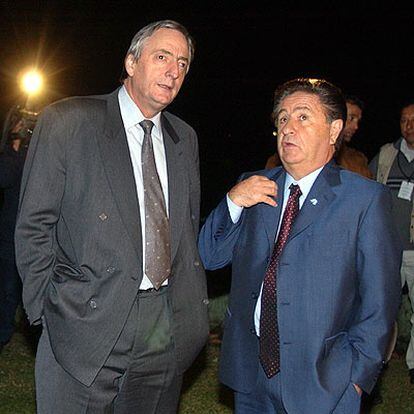 El presidente de Argentina, Néstor Kirchner (izquierda), conversa con su predecesor, Eduardo Duhalde, en 2003.