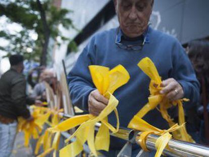 La oposición critica a los Mossos por identificar a los que retiran los símbolos