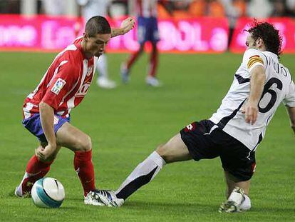 Fernando Torres y Gaby Milito, en el partido de la primera vuelta que el Zaragoza ganó en el Calderón.