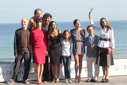 El equipo de &#039;Blancanieves&#039;, de izquierda a derecha, Pablo Berger, Daniel Gim&eacute;nez Cacho, el productor de la pel&iacute;cula Ibon Cormenzana, Maribel Verd&uacute;, Inma Cuesta, Sof&iacute;a Oria, Macarena Garc&iacute;a y &Aacute;ngela Molina.