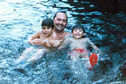 Ramiro Álvarez y sus dos hijos, Luis Ramiro y Diana, en una foto sin fechar del álbum familiar.