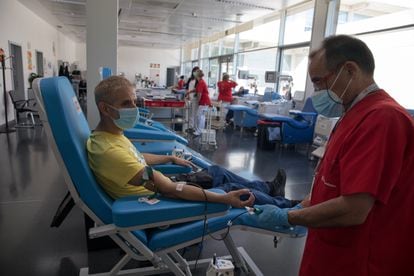 José es donante desde hace más de 20 años. Un miembro del personal sanitario le extrae sangre en el Centro de Transfusión de la Comunidad de Madrid.