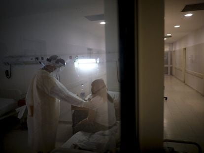 Un doctor atiende a una paciente en el hospital Ezeiza, en Buenos Aires.