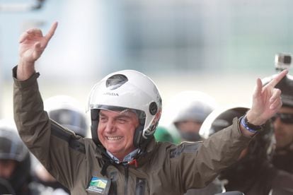 El presidente brasileño, Jair Bolsonaro, durante un evento con sus seguidores este domingo en Brasilia.