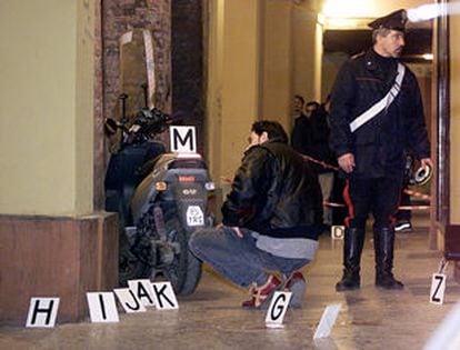 Policías italianos examinan el lugar donde Biagi fue tiroteado.