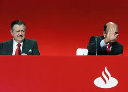 El presidente del Banco de Santander, Emilio Bot&iacute;n (d), saluda a un accionista, acompa&ntilde;ado por el exconsejero delegado del grupo, Alfredo S&aacute;enz antes de la junta general de accionistas en 2013. 
