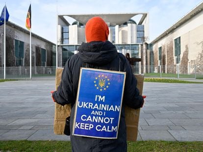 Un manifestante en Berlín con una pancarta en la que dice "soy ucranio y no puedo mantener la calma", en referencia al cartel y meme "keep calm and carry on", (mantén la calma y sigue adelante)