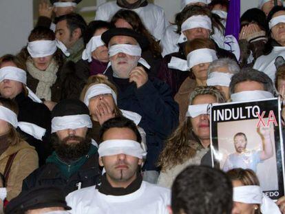 Gran n&uacute;mero de personas durante la concentraci&oacute;n que han llevado a cabo hoy ante la antigua c&aacute;rcel de Vigo