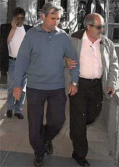Dos policías detienen ayer a Fernando García Pérez.