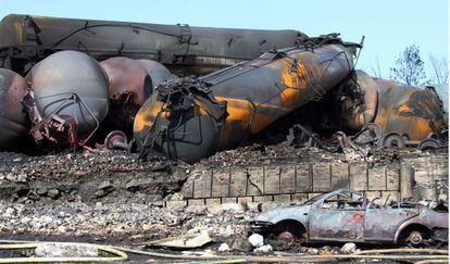 Los vagones del tren cargado de crudo, tras la explosi&oacute;n.