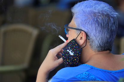 Una mujer fuma un cigarrillo en una terraza de Madrid.