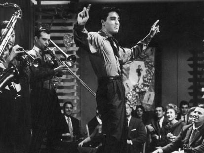 El cantante y actor Elvis Preysler en una escena de la pel&iacute;cula &#039;King Creole&#039; (&#039;El barrio contra m&iacute;&#039;), de 1958.