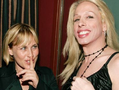 Patricia Arquette (izquierda) haciendo un gesto de complicidad a su hermana Alexis en una fiesta en Hollywood en 2006. En vídeo, el discurso de la actriz.