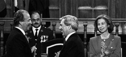 Vargas Llosa recibe de manos del Rey el premio Cervantes en 1994.