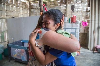 Una migrante venezolana abraza a una voluntaria en Tumbes, en Perú, en octubre de 2018