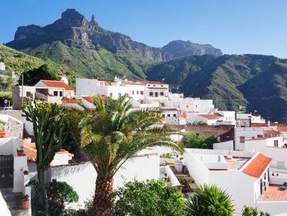 Vista del pueblo de Tejeda y el Roque Nublo, en la isla de Gran Canaria.