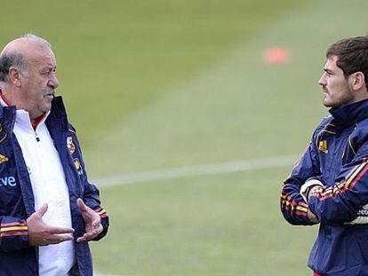 Del Bosque y Casillas, en un entrenamiento de la selección.
