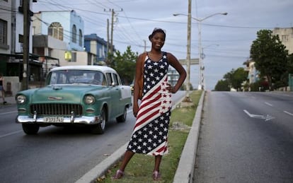 Joven cubana vestida con la bandera estadounidense en La Habana