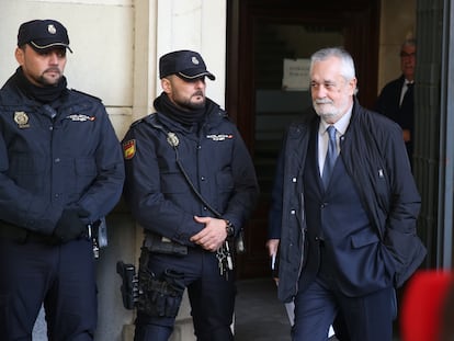 El expresidente de la Junta, José Antonio Griñán, sale de la Audiencia de Sevilla tras recibir la sentencia que lo condenaba a seis años de cárcel por malversación en el 'caso de los ERE', en noviembre de 2018.